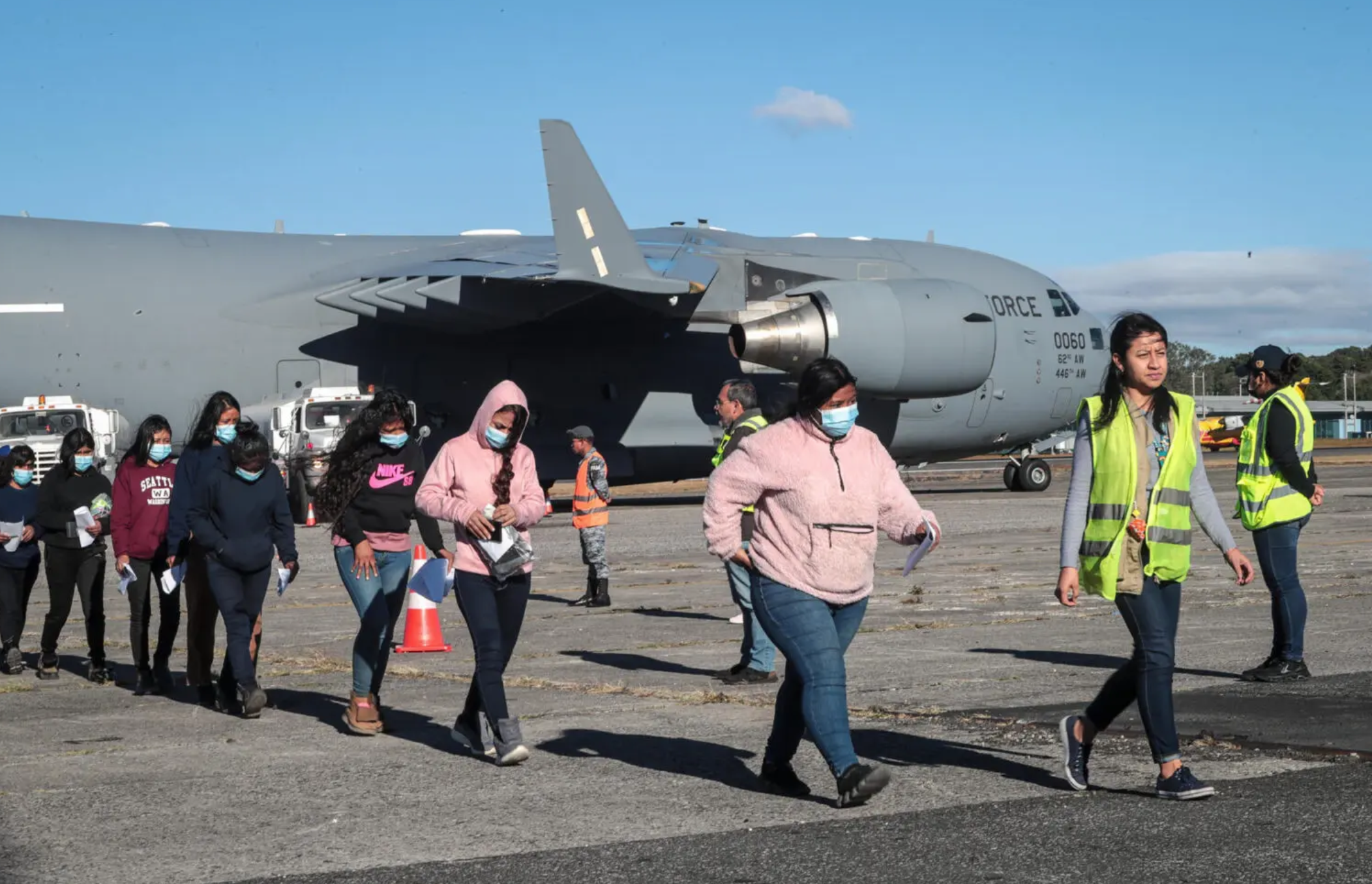 Petro prohíbe entrada de aviones estadounidenses con migrantes a Colombia